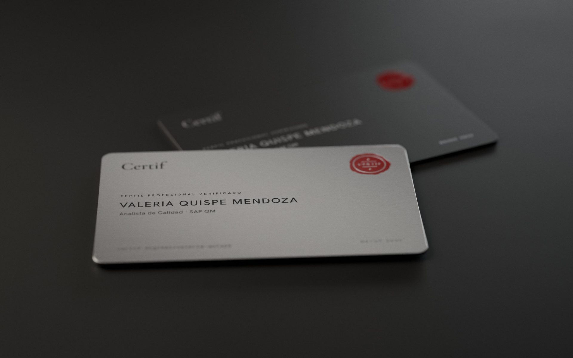 Credencial Certif de metal sobre una tarjeta Certif negra